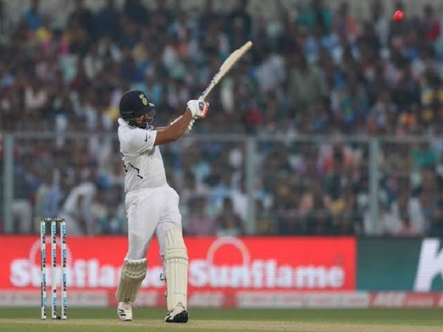 অস্ট্রেলিয়ার  বিরুদ্ধে  টেস্টে নানান বল নিয়ে ক্যাচ প্র্যাক্টিস করছেন ভারতীয় ক্রিকেটার রা