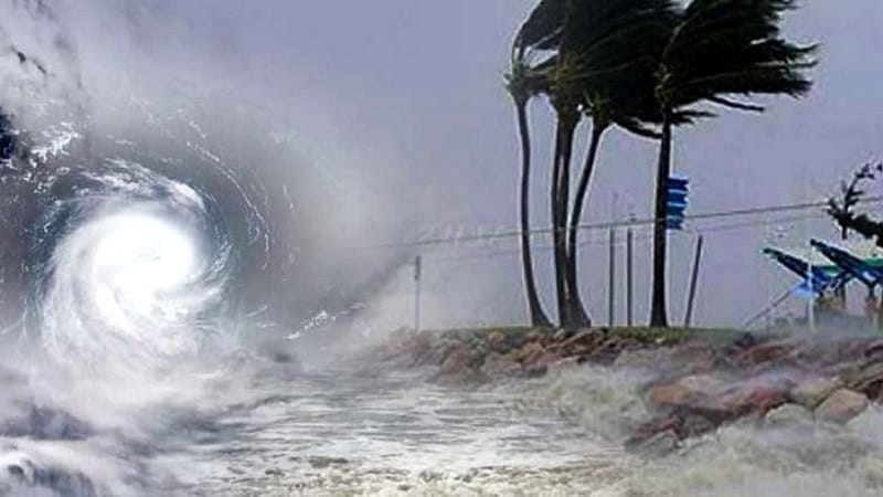 ঘূর্ণিঝড় ডানার  জেরে শহর  আশ পাশ  জুড়ে তুমুল বৃষ্টি